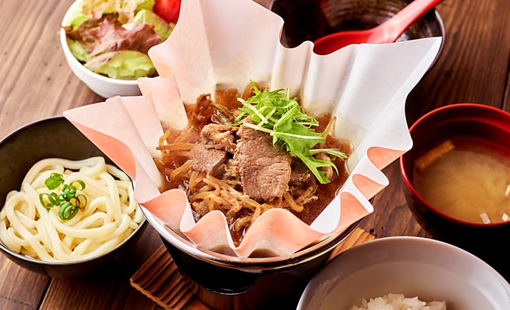 自慢のタレでぐつぐつと煮込むジンギスカンとうどんを「和紙鍋」で楽しめる定食
